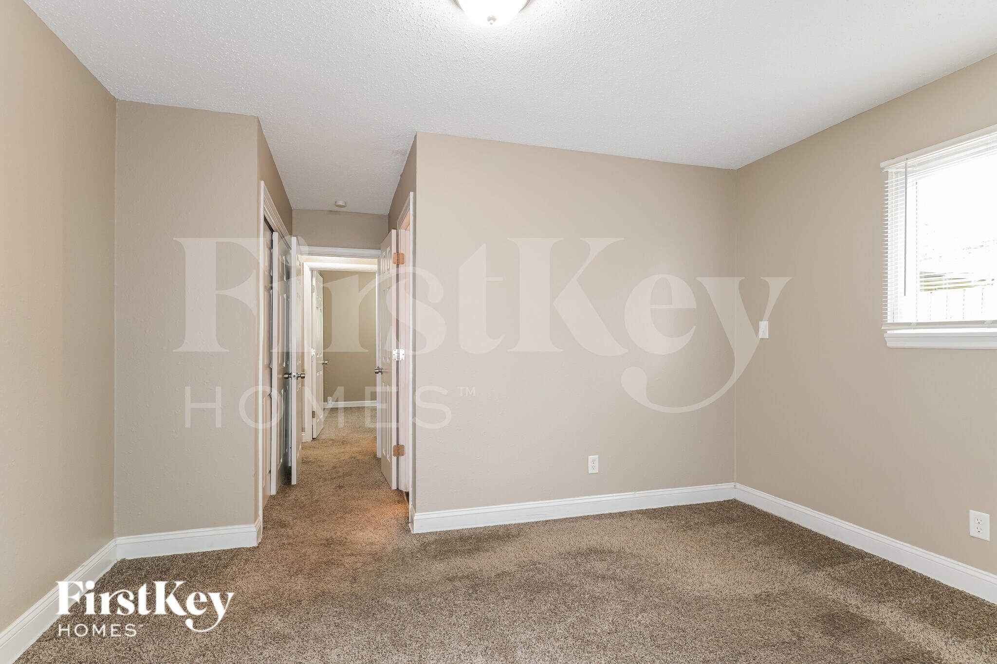 Building Photo - 11 S Lang Dr