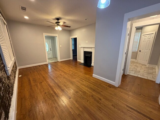 Building Photo - 3 Bedrooms, 1 Bathroom - Home in Celanese!