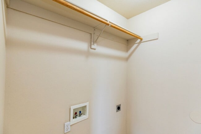 Building Photo - ***255 B ravenwood Blvd***