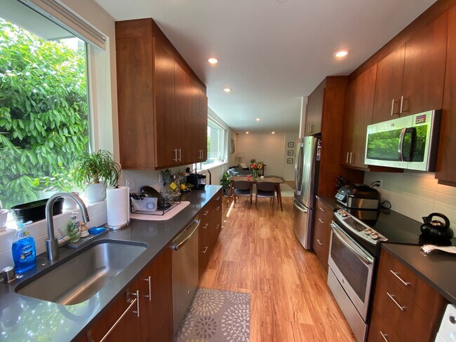 Building Photo - Sola 16