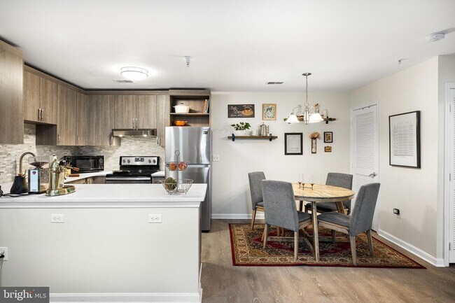 Building Photo - 645 Constellation Square SE