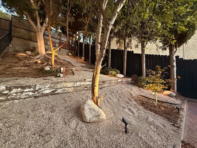 Building Photo - 1930 Kemper St