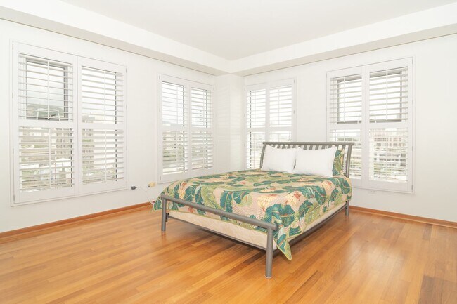 Building Photo - Spacious Condo in the Heart of Honolulu