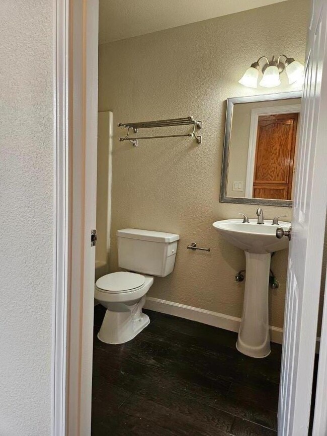 Building Photo - 1000 Peach Ct