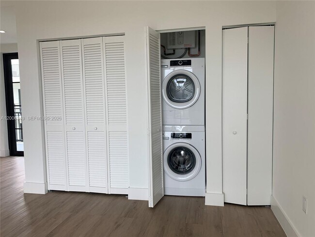 Building Photo - 4100 Davie Rd