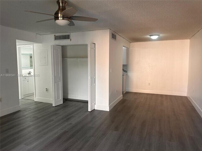 Building Photo - 7231 Miami Lakes Dr