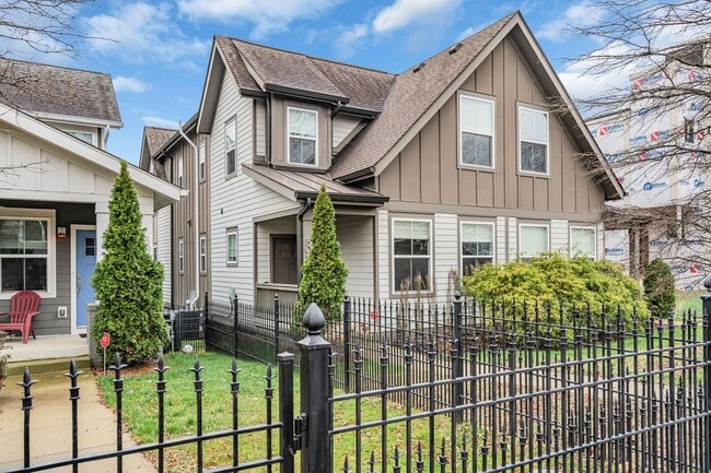 Building Photo - 4 BR, two-story rental with finished basement in WEHO!
