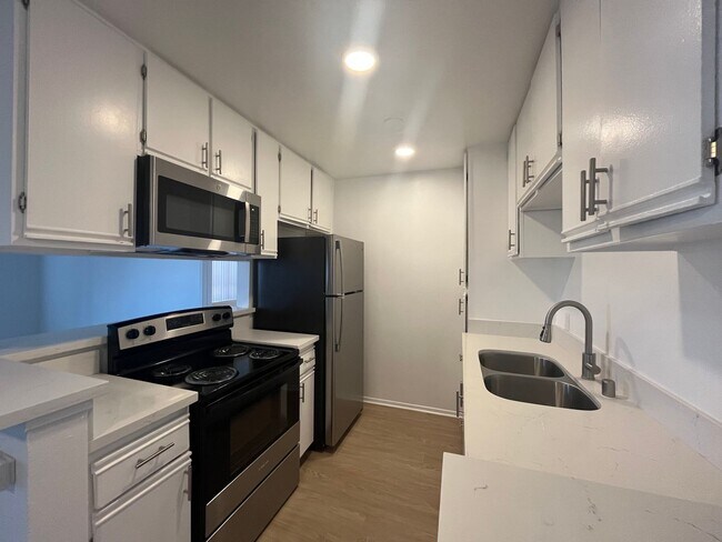 Interior Photo - 6310 Sylmar Ave