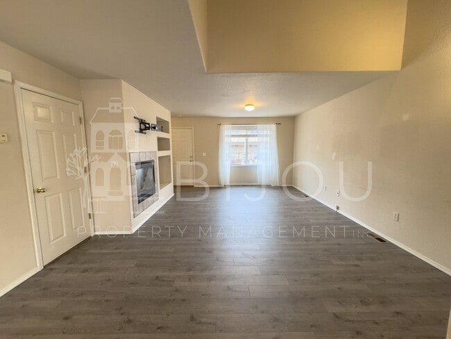 Building Photo - Van Buren Townhome