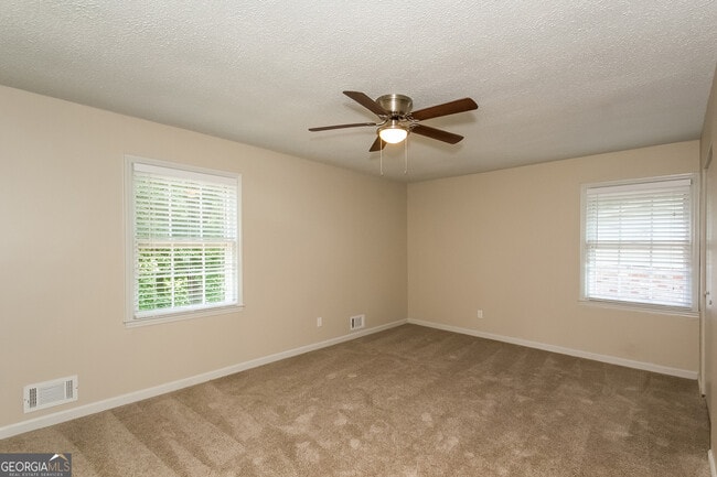 Building Photo - 6090 Graceland Cir