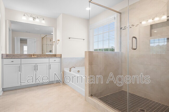 Building Photo - 196 Longleaf Dr