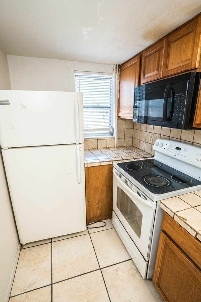 Building Photo - 8707 N Mandarine Pl
