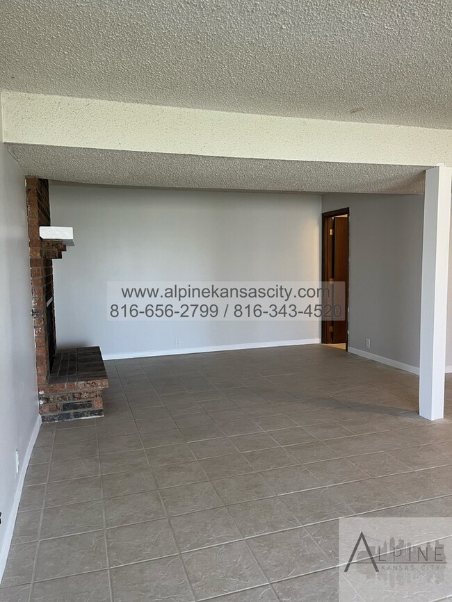 Building Photo - Spacious Parkville Ranch