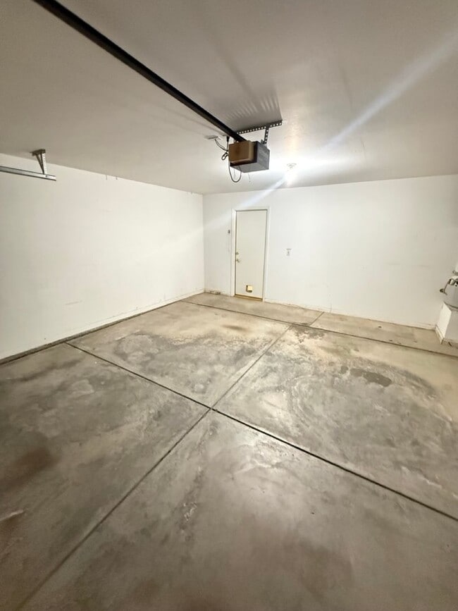 Building Photo - Spacious 5-Bedroom, 2-Bathroom Home in Southwest Bakersfield