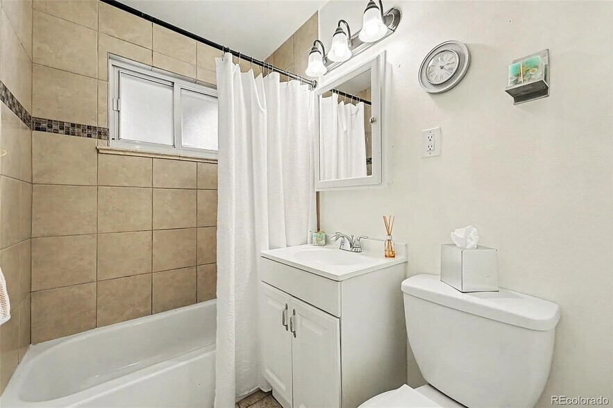 Main Level Bathroom - 2370 Kingston St