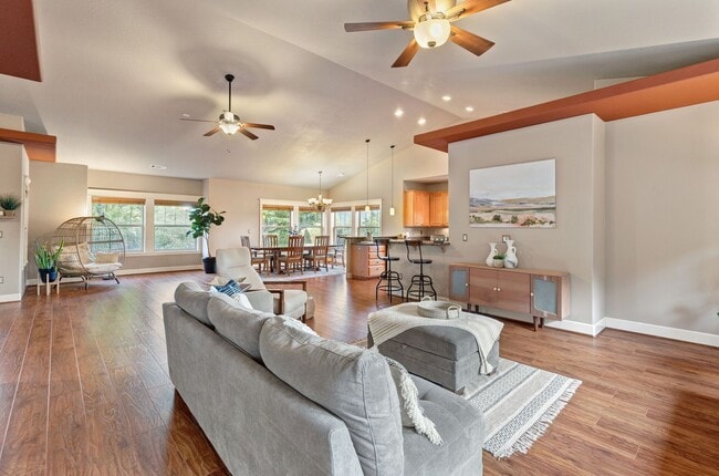 Building Photo - NW Grants Pass, Class, Style and Views!!!