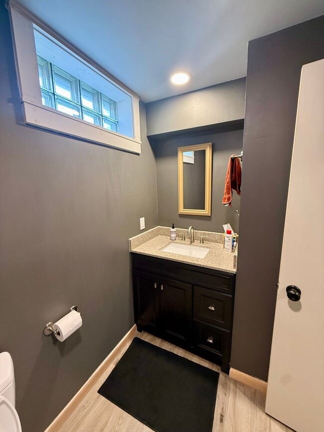 Building Photo - Stunning 3 Bed / 2 Bath Home on 10th Street!
