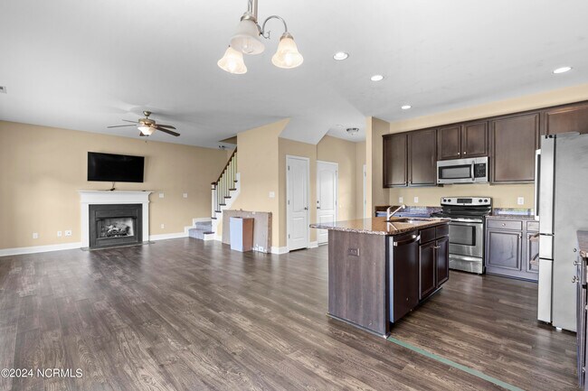 Building Photo - 224 Admiral Ct