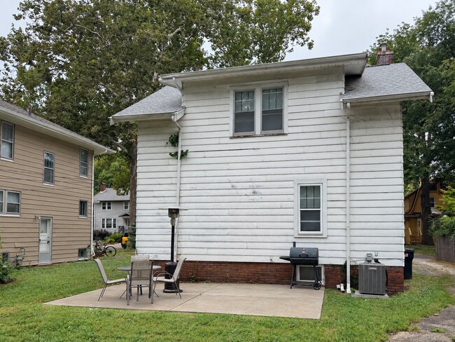 Building Photo - 1004 S Busey Ave