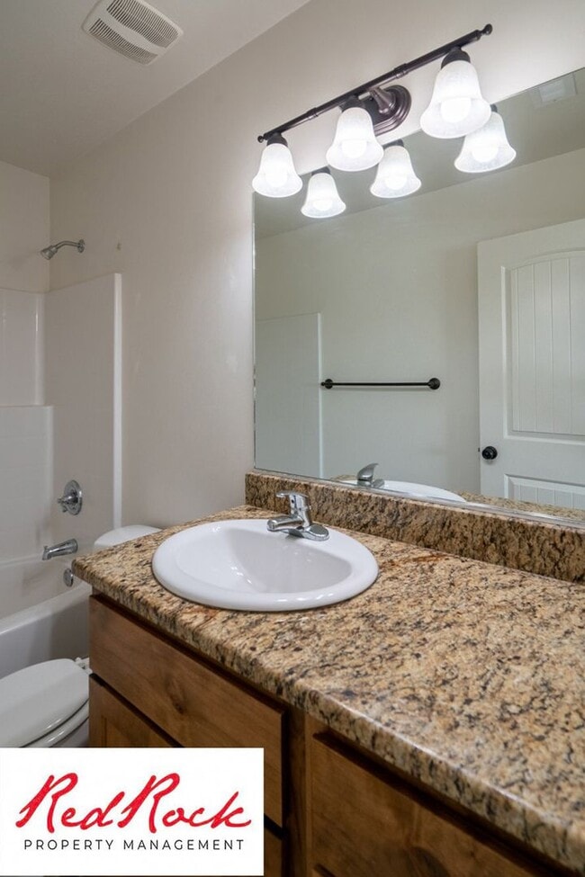 Building Photo - Conveniently located 3 Bedroom Townhome