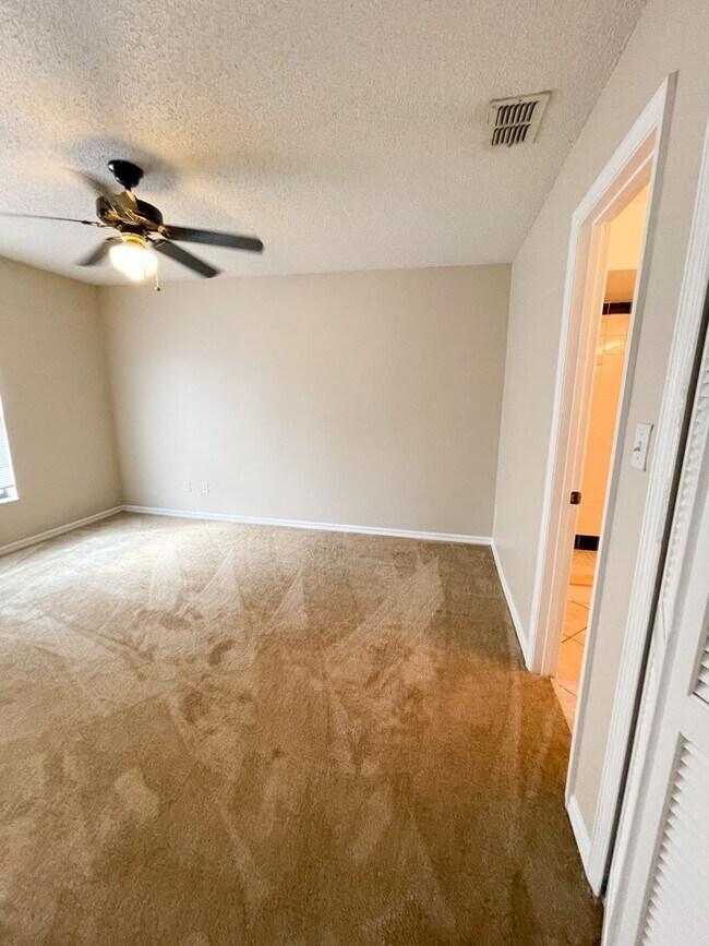 Building Photo - Beautiful 3-Bedroom, 2-Bath Home with 2-Ca...