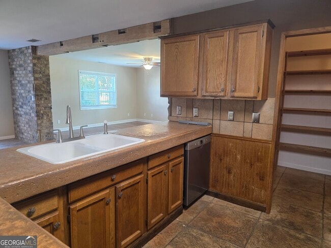 Building Photo - 310 W 5th St