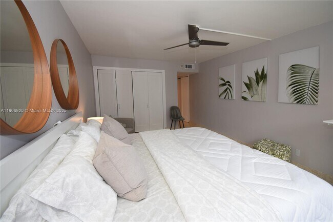 Building Photo - 1069 Hillsboro Mile