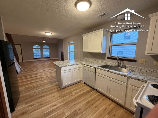Building Photo - 2711 Mayflower Dr