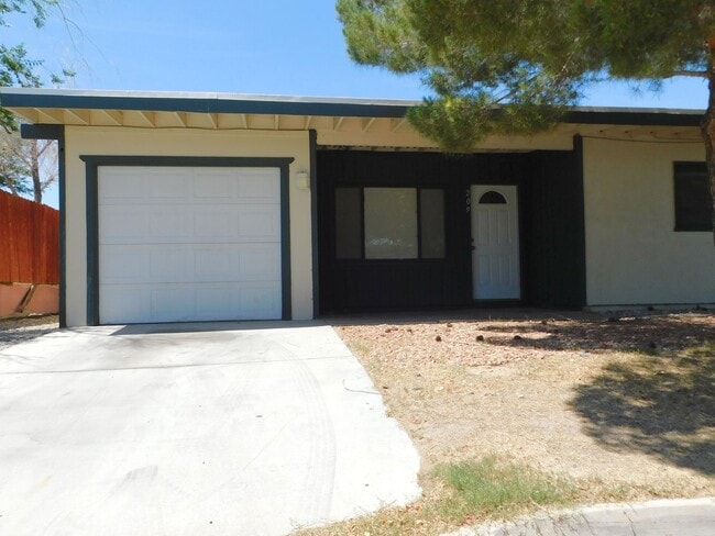 Primary Photo - 4BD/2BA In La Mirage. Large Backyard!
