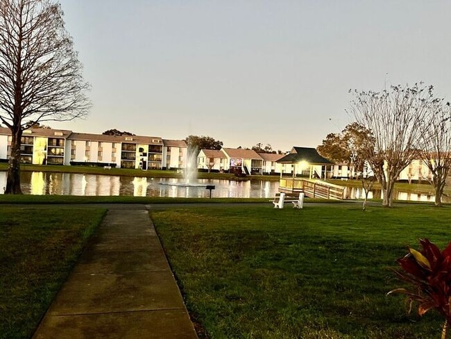 Building Photo - 1 Bedroom 2nd Floor Condo in East Orlando with Laminate Flooring and Scenic Balcony View!