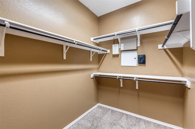 Building Photo - 305 Leather Oak Loop