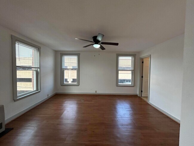 Building Photo - 23 Elm St