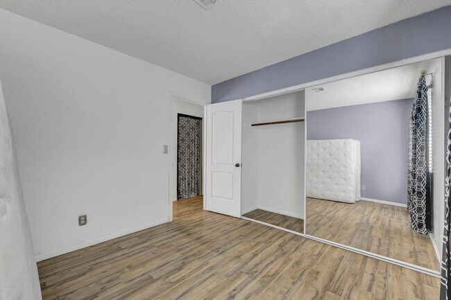 Building Photo - 3 bedroom home with pool!!