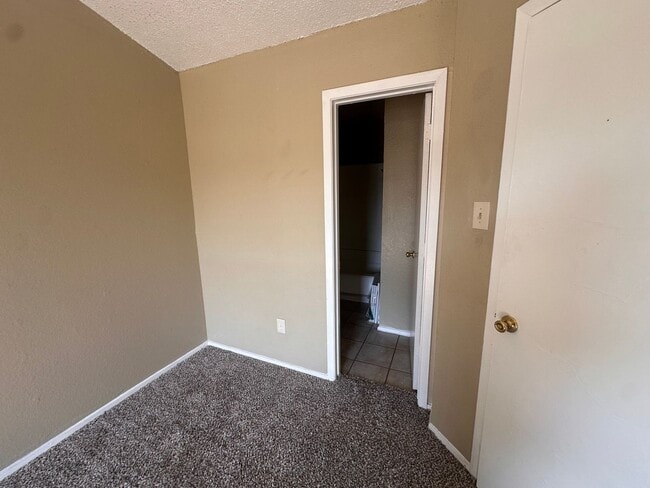 Building Photo - Spacious 2 story townhouse with fenced yard!