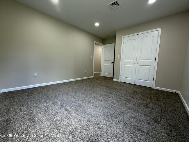 Building Photo - 1068 Lakeland Dr