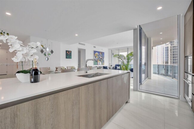 Building Photo - 17550 Collins Ave