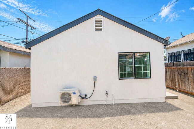 Building Photo - "Cozy 1-Bedroom Gem in Los Angeles – Your Perfect Urban Retreat!"