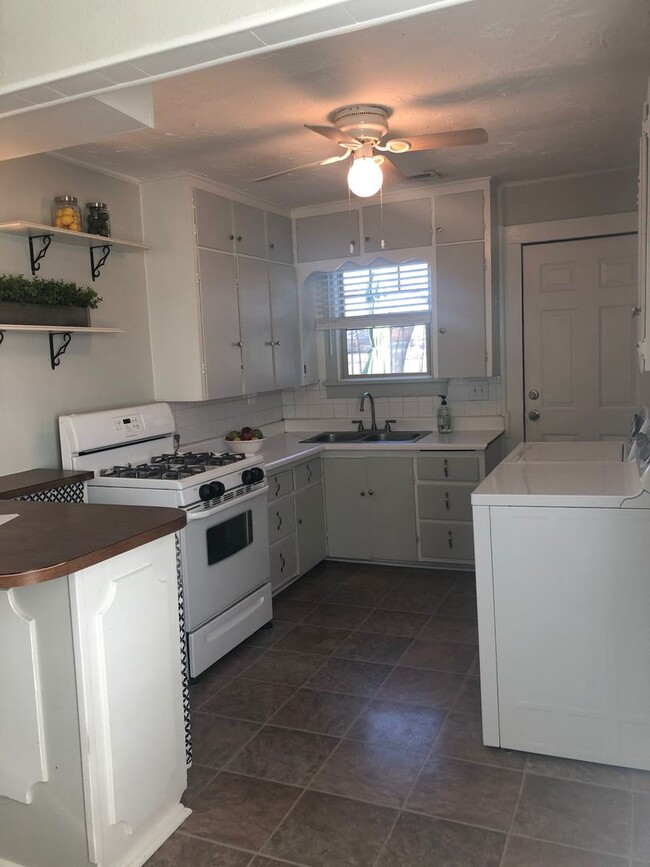 Building Photo - Located Oliver Eakle/AC !!! Cute 2/1/1 wit...