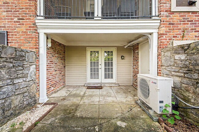 Building Photo - Fantastic 1BR/1BA condo in the desirable Georgetown Condominiums in the heart of Green Hills!