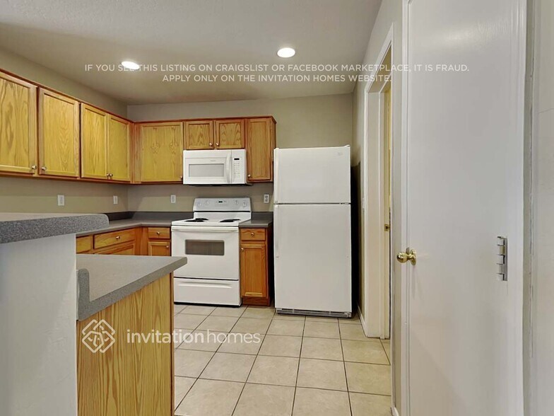 Building Photo - 10780 W Roanoke Ave