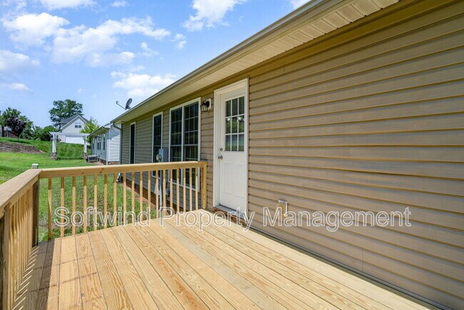 Building Photo - 1803 Red Bird Cir SE