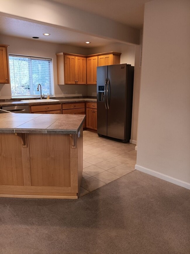 Building Photo - Beautiful Townhouse in West Salem is Ready For You!