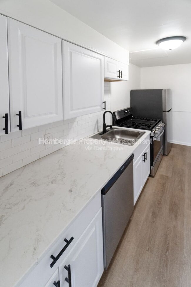 Building Photo - 1911 W 2nd Ave