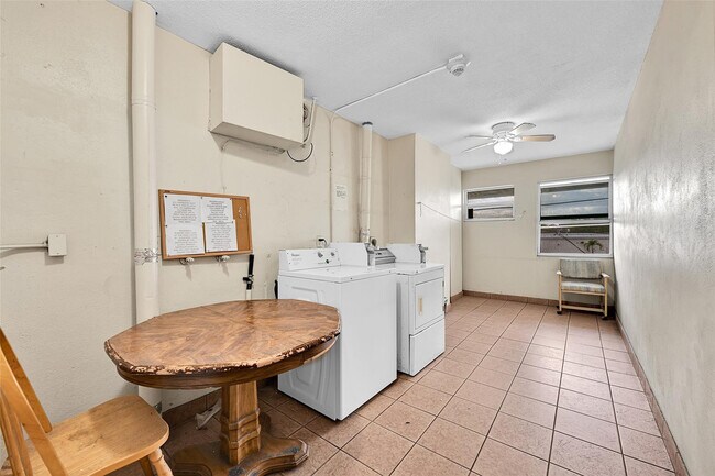 Building Photo - 2624 NE 32nd St