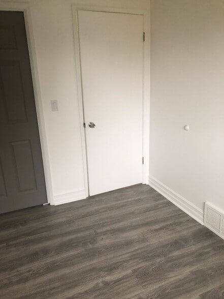 Building Photo - 516 E Wedgewood Ave