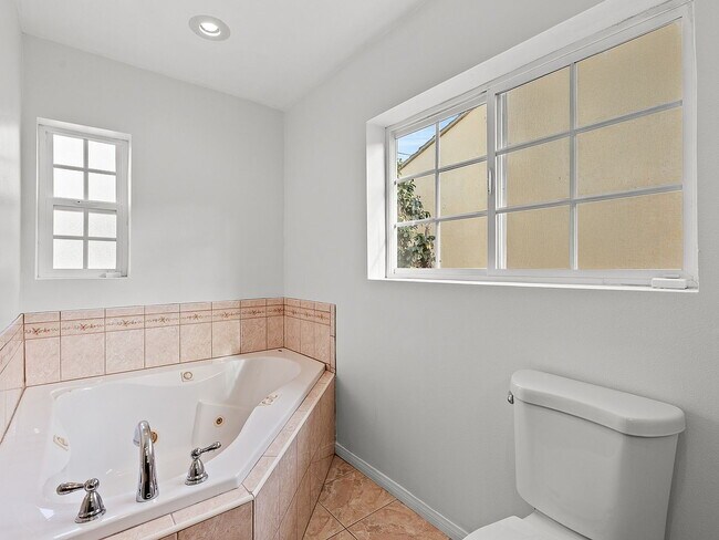 Building Photo - "Spacious 4-Bed, 3-Bath Oasis in Prime Los Angeles Location - 2080 Sq Ft of Comfort!"