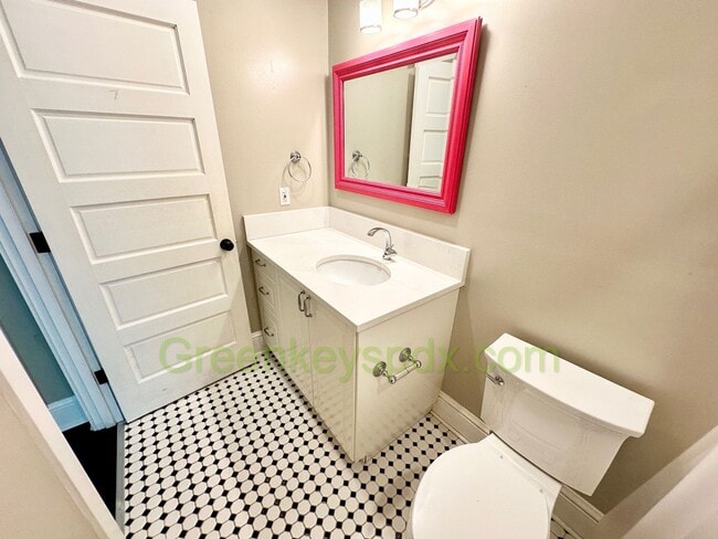 Building Photo - Huge Gorgeous 5 Bedroom 4 Bath Unit in SW ...