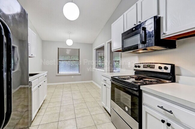 Building Photo - 10460 Roxbury Ln