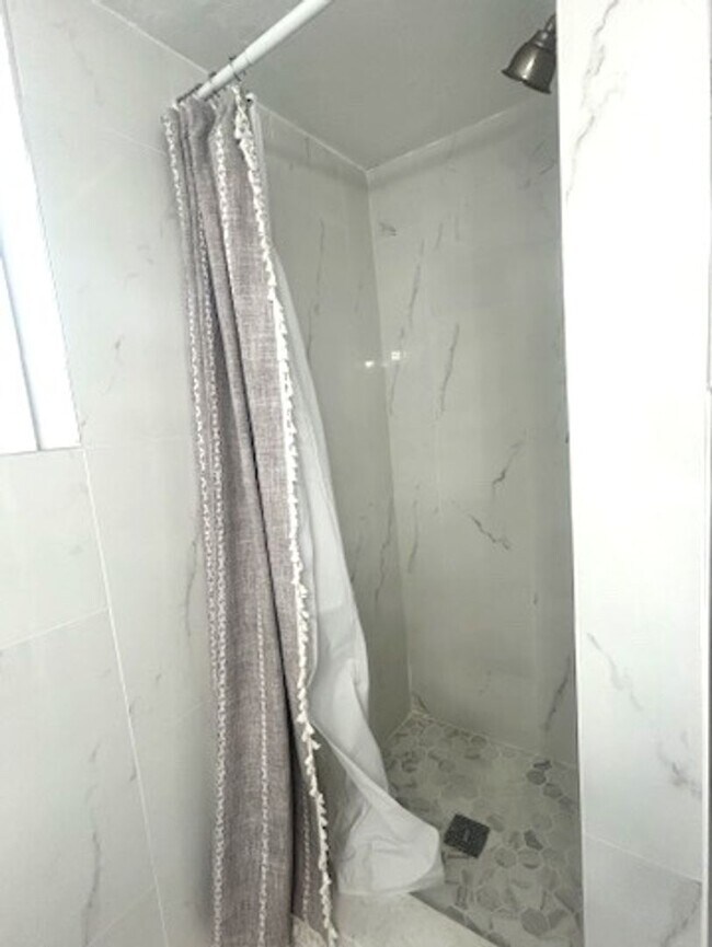 Building Photo - 1 Bedroom/1 Bathroom 1st Floor Duplex AVAILABLE AUGUST 7th!
