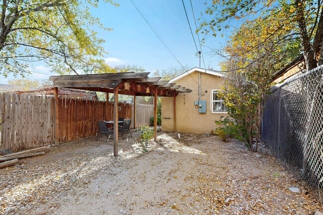 Building Photo - Historic Bungalow House 2/bd 1/ba 730/sf